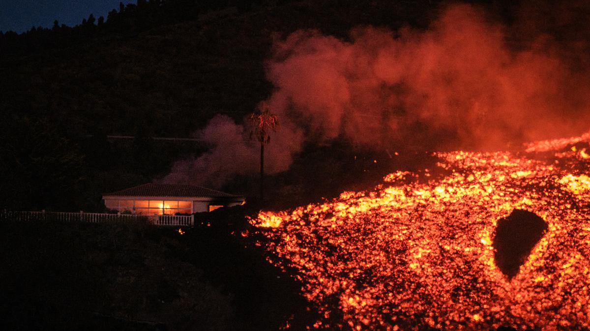 El magma ingresa en una vivienda y sigue sepultando todo lo que encuentra