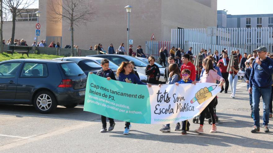 La comunitat educativa de Girona surt al carrer per evitar que es tanquin línies de P3