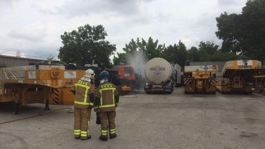 Actuació dels bombers per controlar la fuita de gas d&#039;un camió d&#039;una empresa a Girona