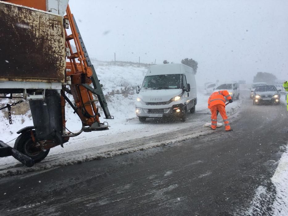 Vehículos atrapados en la nieve en Vilafranca.