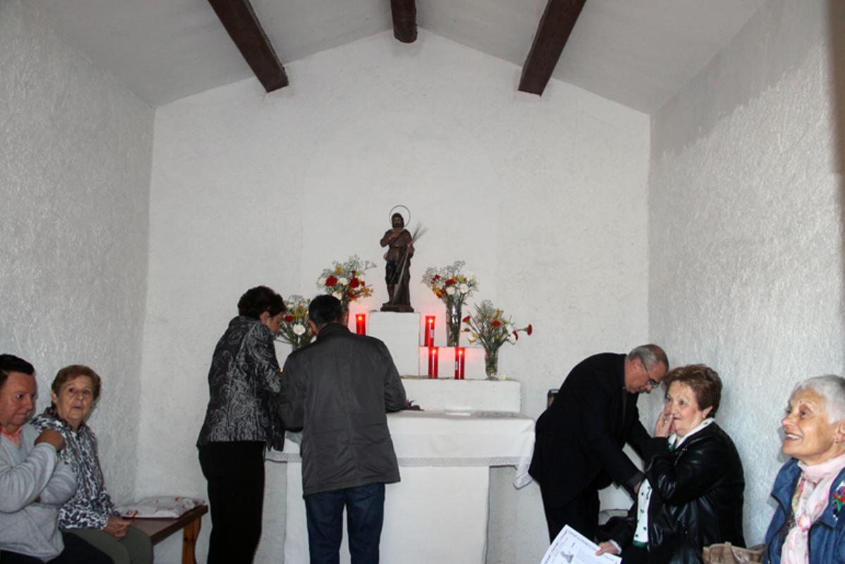 Preparatius per a la missa a l'interior de l'ermita