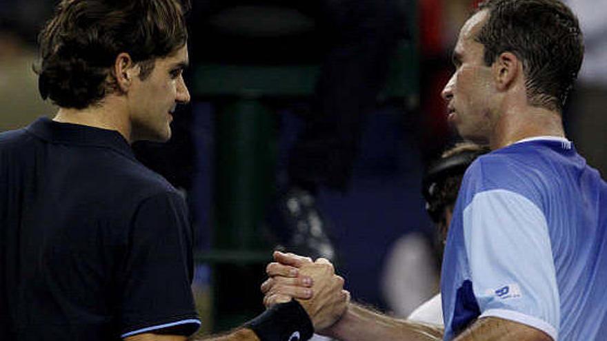 Federer y Stepanek se saludan al final del encuentro.