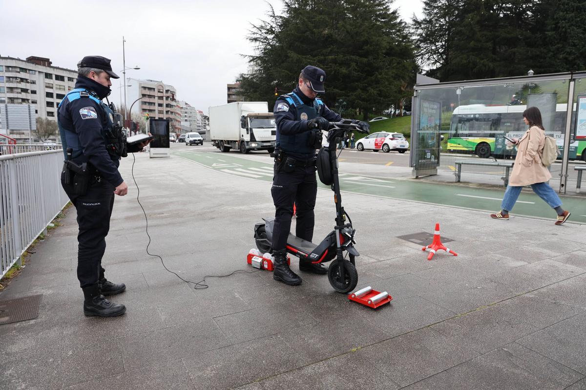 Estreno del velocímetro de la Policía Local de Vigo para vehículos de movilidad personal ( VMP ) como los patinetes eléctricos. SEGURIDAD VIAL. PRIMER DIA