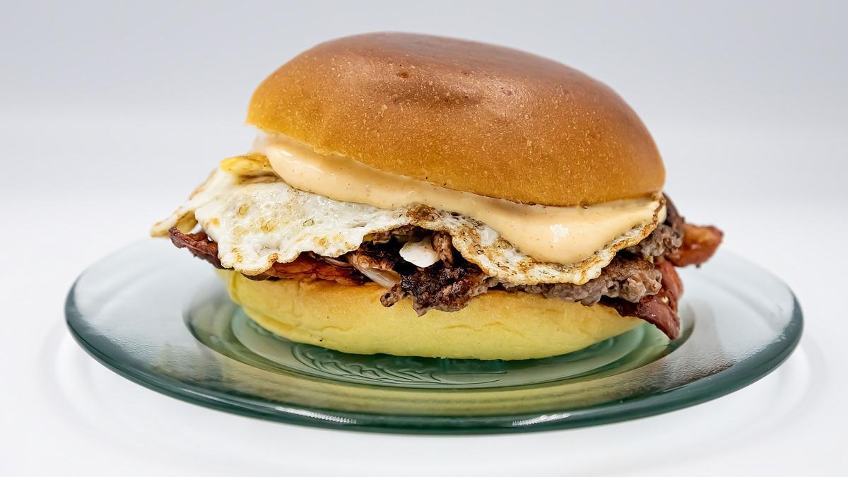 Qué es y cómo hacer una SMASH BURGER, la hamburguesa de moda