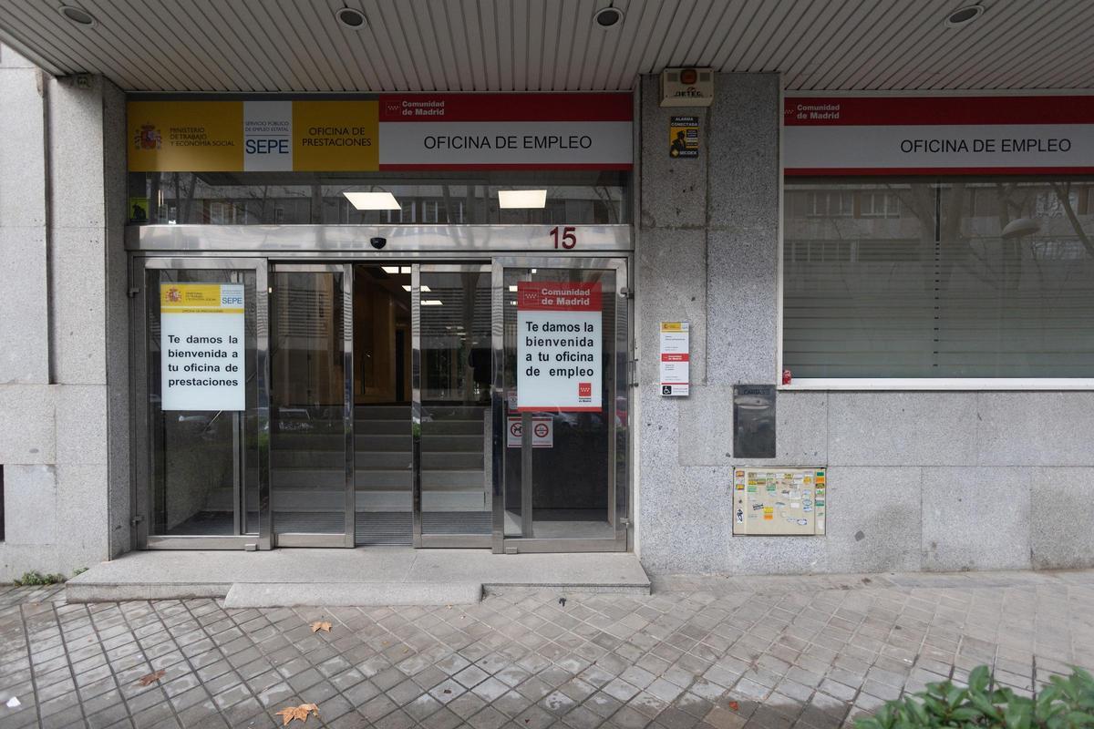 Fachada de la oficina del INEM, en Madrid.