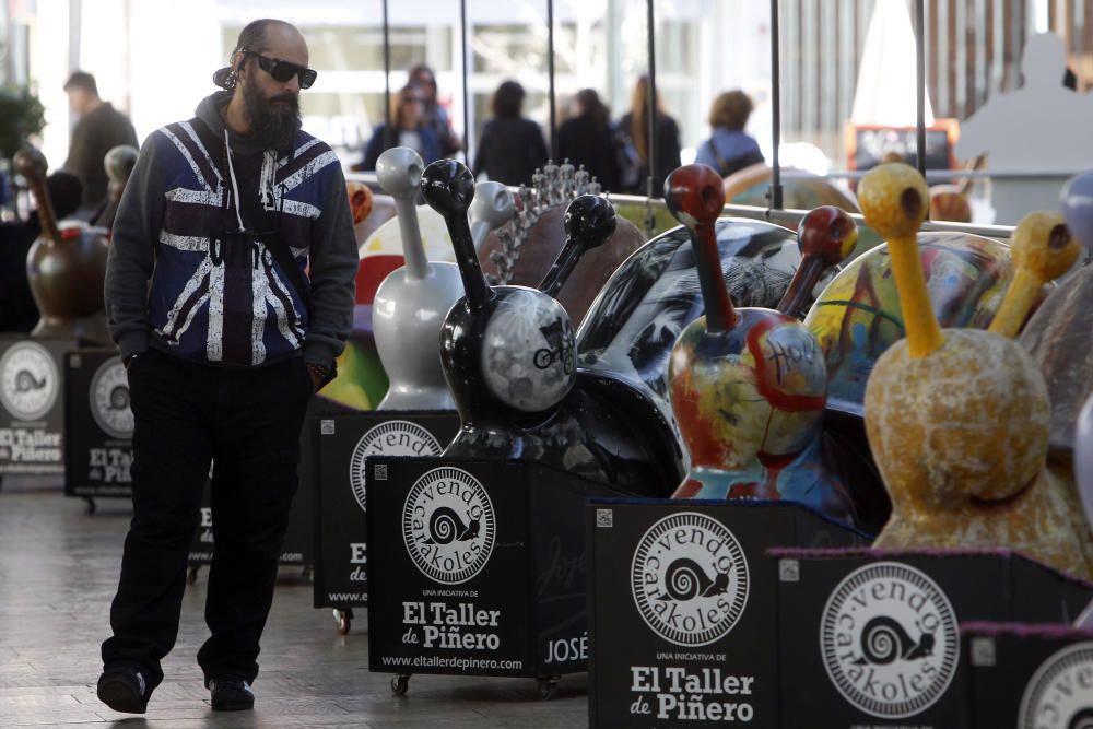 Exposición de caracoles gigantes en el mercado de Colón