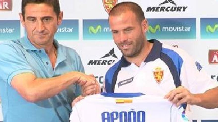 Manolo Jiménez y Apoño durante la presentación del jugador malagueño que será parte del club maño durante las próximas tres campañas.