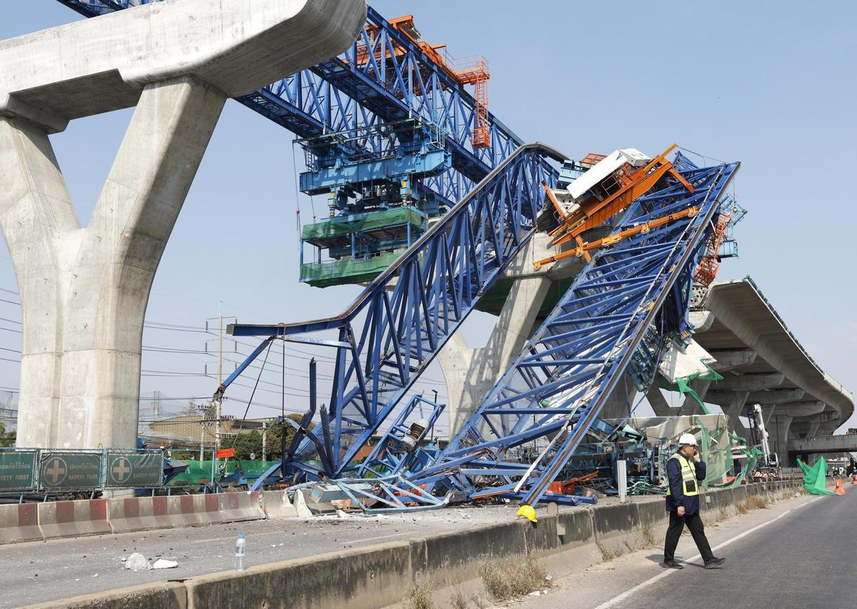 La caída de una grúa gigantesca en una carretera en Tailandia.