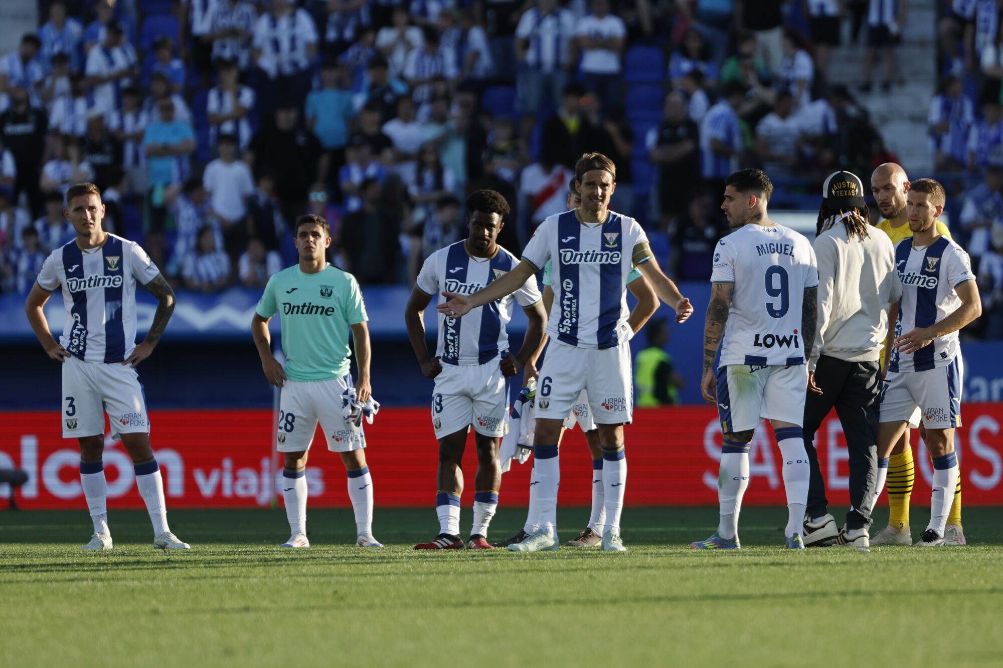 LEGANÉS (MADRID), 24/05/2025.- Los jugadores del Leganés tras el partido de LaLiga de fútbol que CD Leganés y Real Valladolid han disputado este sábado en el estadio de Butarque. EFE/Sergio Pérez