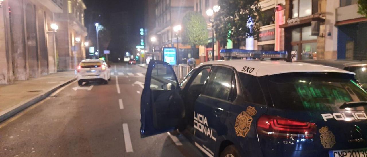 El coche policial que intentó quemar el detenido, en la calle Marqués de San Esteban.