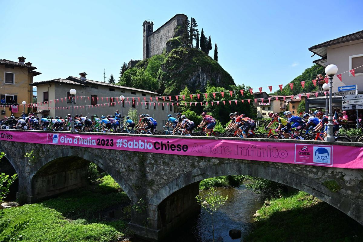 Sabbio Chiese (Italy), 23/05/2023.- The pack of riders at the depature of the 16th stage of the 2023 Giro d’Italia cycling race over 203 km from Sabbio Chiese to Monte Bondone, Italy, 23 May 2023. (Ciclismo, Italia) EFE/EPA/LUCA ZENNARO