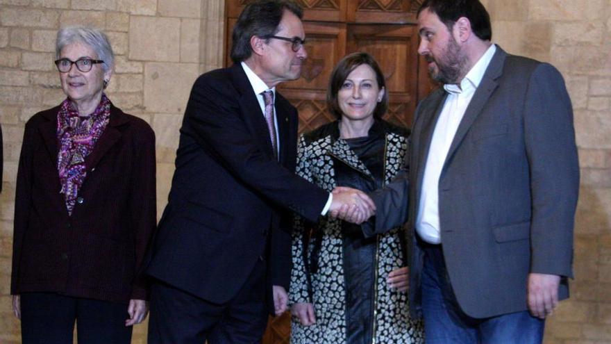 Artur Mas encaixa la mà d&#039;Oriol Junqueras, en presència de Muriel Casals i Carme Forcadell