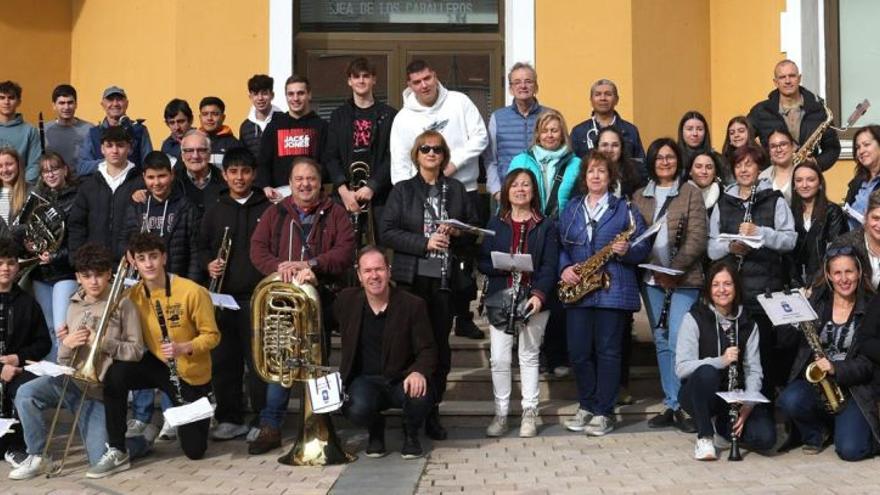 Uno de los actos más especiales fue la entrega de los diplomas a los nuevos integrantes de la banda de música.  | TONI TORRANO/SERVICIO ESPECIAL