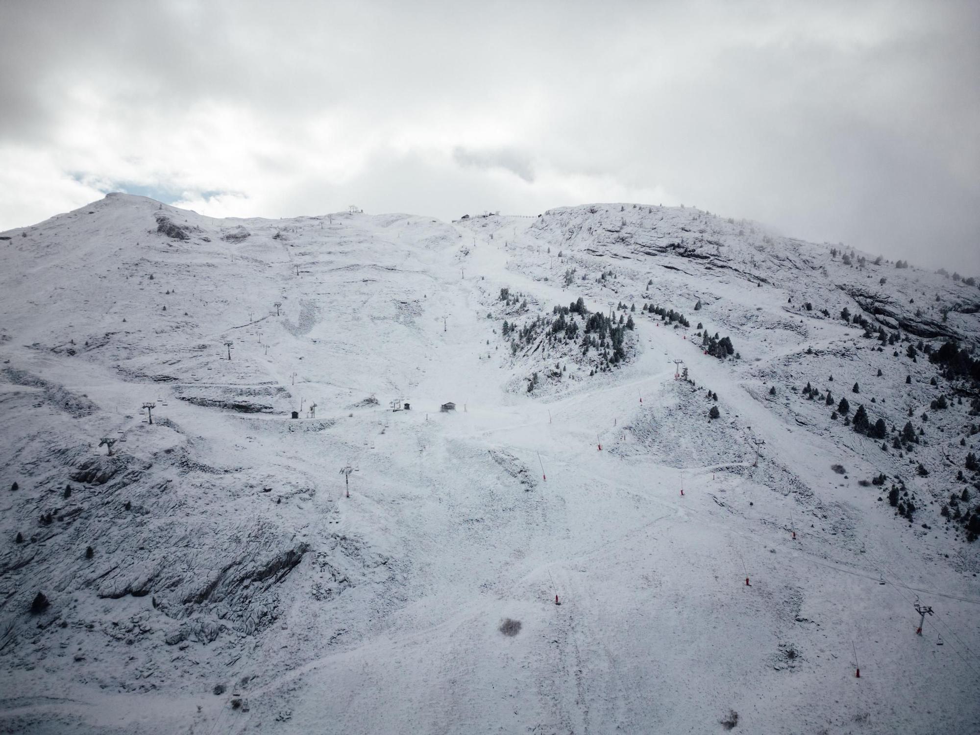 En imágenes | Las estaciones de esquí aragonesas ponen a trabajar los cañones de nieve