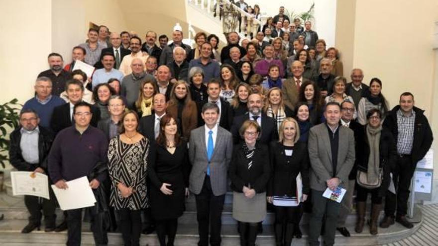 Durante el acto se entregaron diplomas a diversas entidades vecinales.