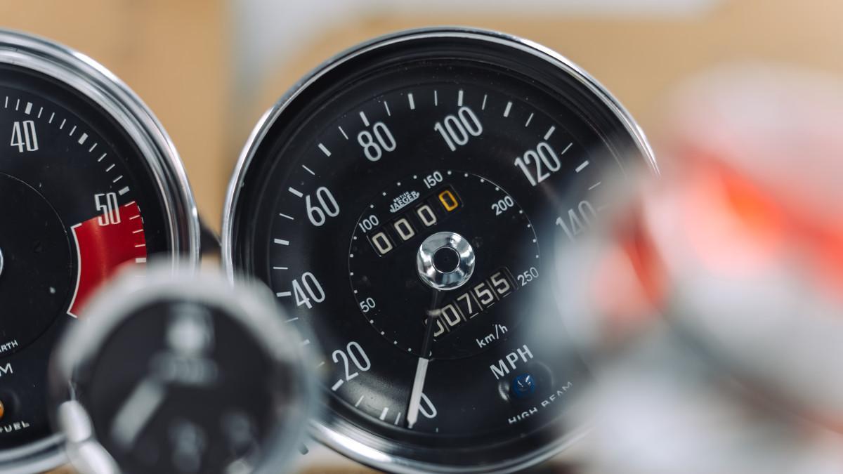 La instrumentación conserva el ambiente de carreras de los años setenta, con relojes analógicos sencillos y velocímetro graduado hasta 250 km/h.