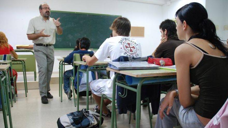 Secundaria comienza con 3.000 alumnos más y menos docentes