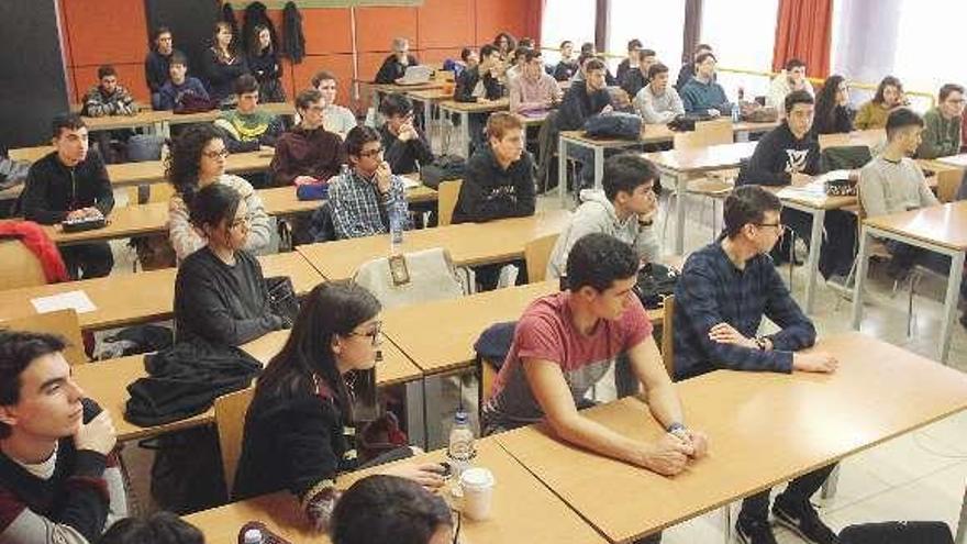 Alumnos de Aeronáutica, en el campus de Ourense. // I.Osorio