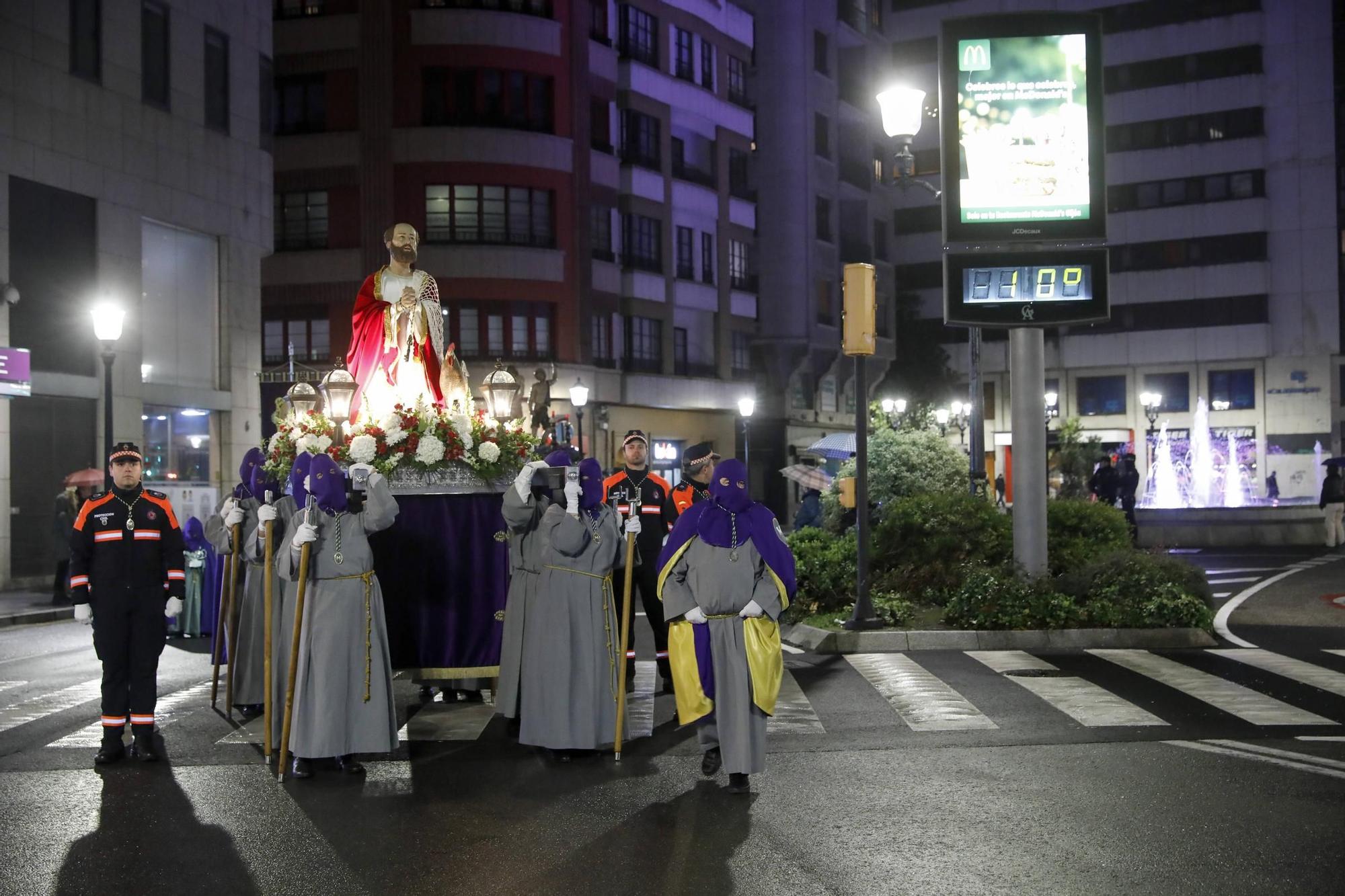 Así es la procesión del Martes Santo en Gijón (en imágenes)