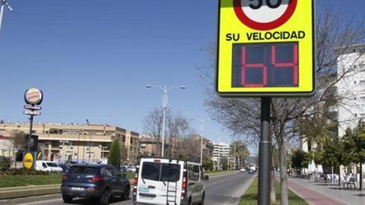 Control de velocidad instalado en la ciudad de Córdoba.