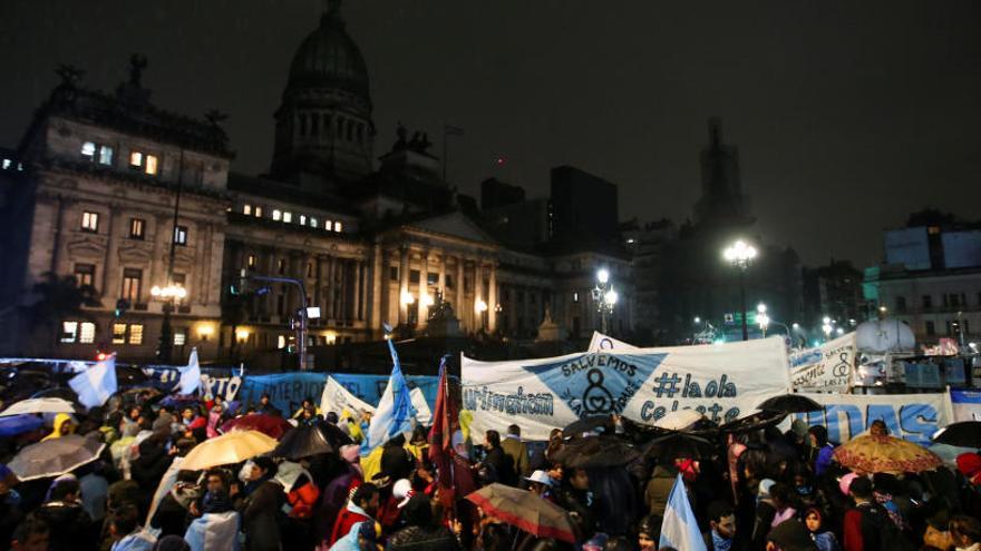 Cientos de personas se concentran fuera del Senado.