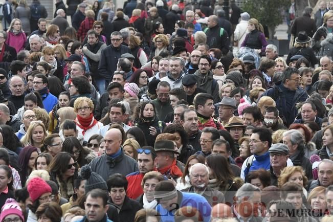 Los romeros acompañan a la Santa pese al frío.