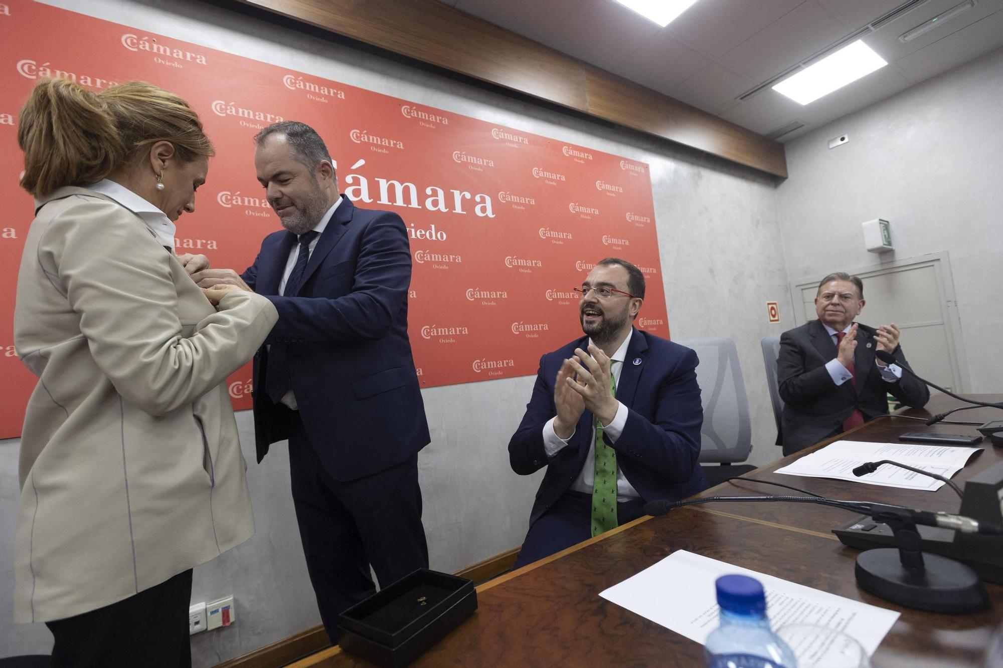En imágenes: Obdulia Fernández recoge la Medalla de Oro de la Cámara de Oviedo