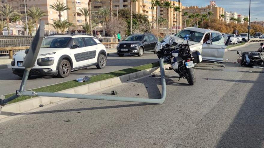 Dos heridos en un aparatoso accidente en la avenida de Elche en Alicante