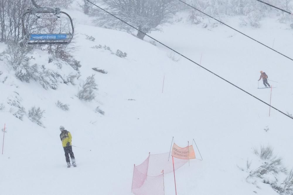 Primer día de esquí en la estación de Fuentes de Invierno