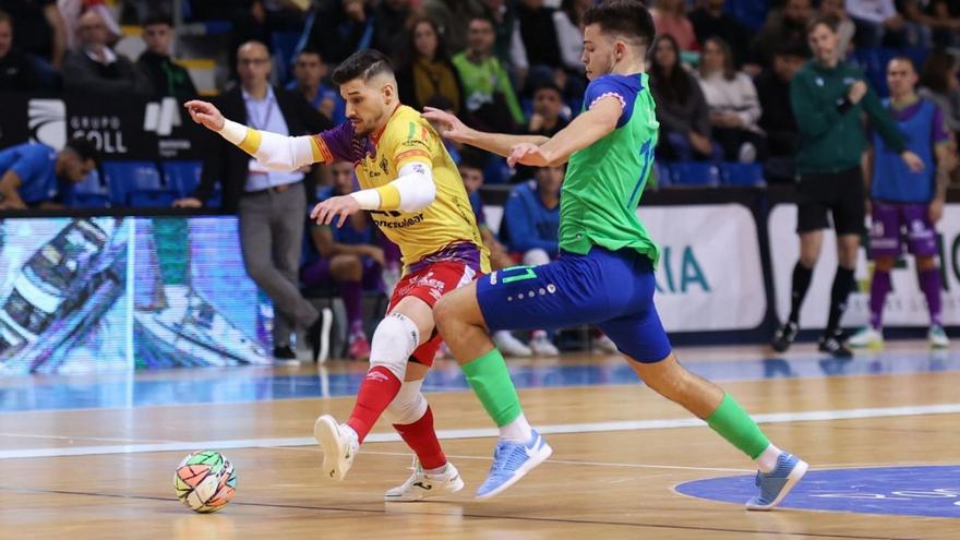 Luan Müller pasa la pelota ante la presión de un rival ante la atenta mirada de Vadillo. | PALMA FUTSAL