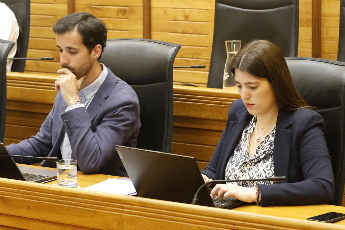 Alejandro Farpón (IU) y Olaya Suárez (Podemos), en el salón de plenos