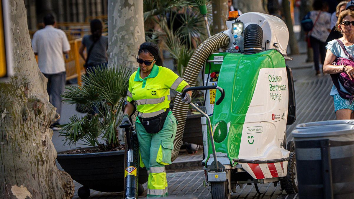 Una barrendera del Ayuntament por las calles de Barcelona.