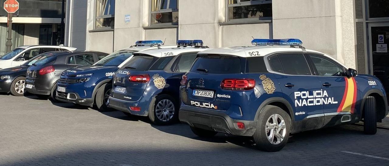 Coches de policía en la comisaría de la Policía Nacional de Langreo.