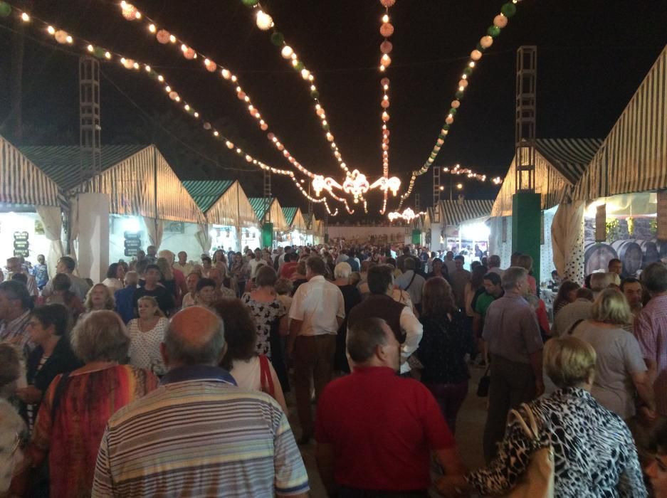 La Feria de Sevillanas 2017 comenzó anoche con una gran afluencia de público, actuaciones flamencas y de sevillanas, gastronomía y casetas, en el recinto portuario de Torrevieja