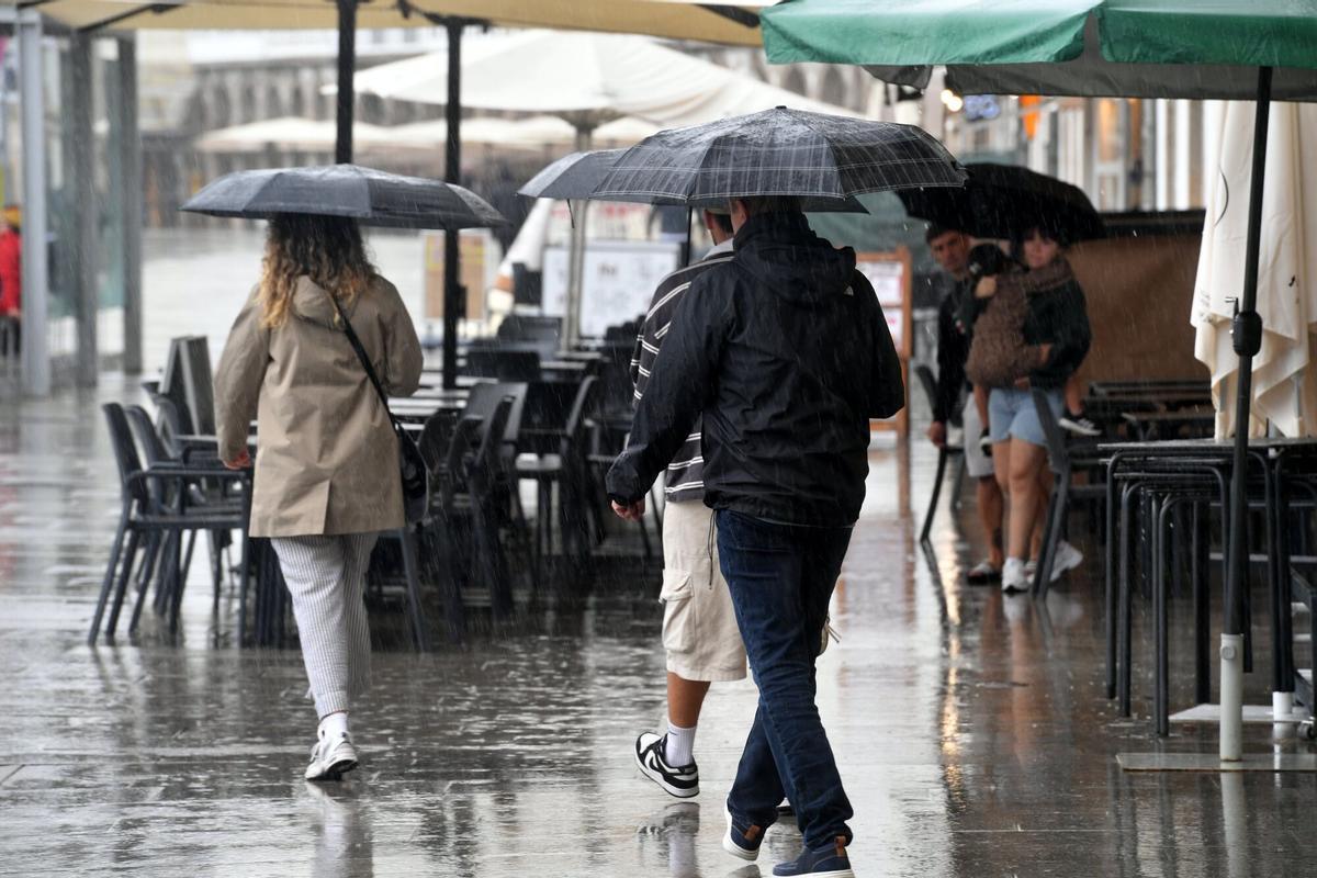 Una gran tromba de agua causa inundaciones en varios puntos de A Coruña. Una gran tromba de agua causa inundaciones en varios puntos de A Coruña.