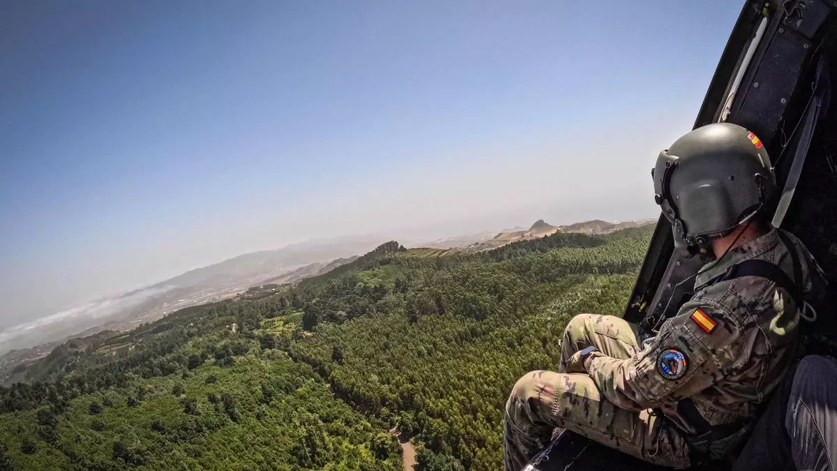 La batalla contra el fuego desde el aire en los montes de Tenerife
