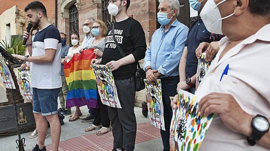 Acto de lectura de un manifiesto por el Día del Orgullo LGTBI.