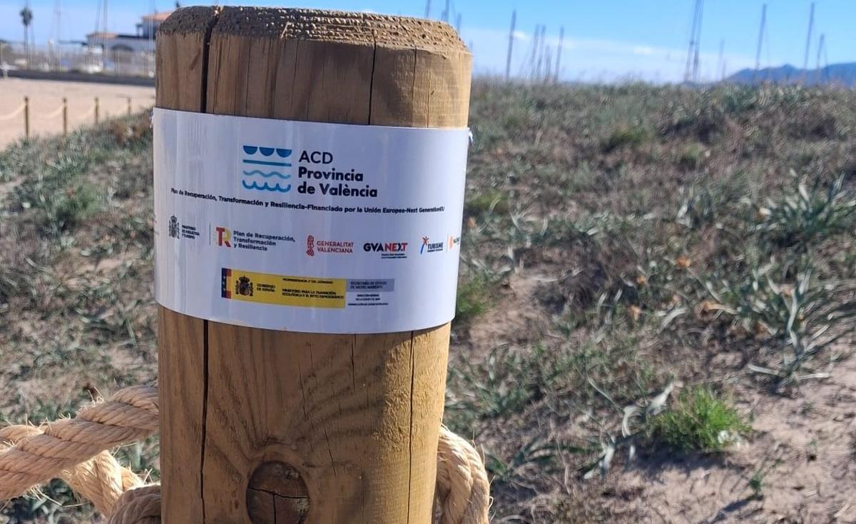 Nuevos postes instalados en las playas de la Ribera.