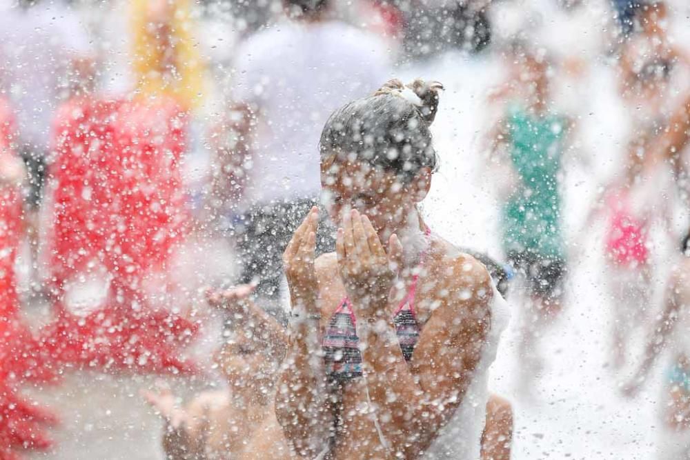 Bañadores, gafas de piscina y chanclas fueron las armas que utilizaron los niños para jugar con las burbujas