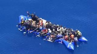 Salvamento rescata a 55 migrantes de una neumática semisumergida en el Atlántico y los traslada a Lanzarote