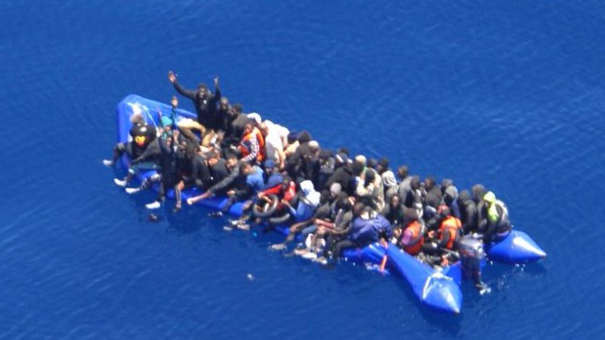 Salvamento Marítimo rescata a 55 migrantes de una neumática semisumergida en el Atlántico y los traslada a Lanzarote