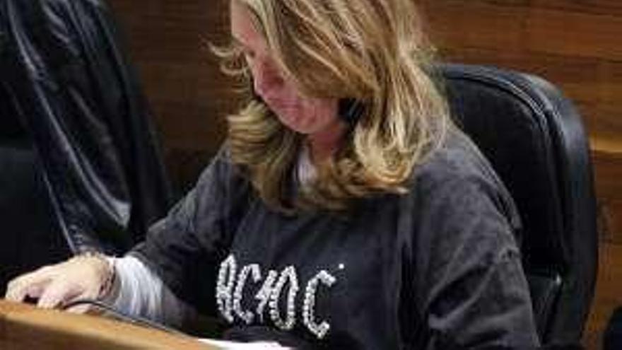 Campillo con la camiseta de &quot;AC/DC&quot;, ayer en la Junta.