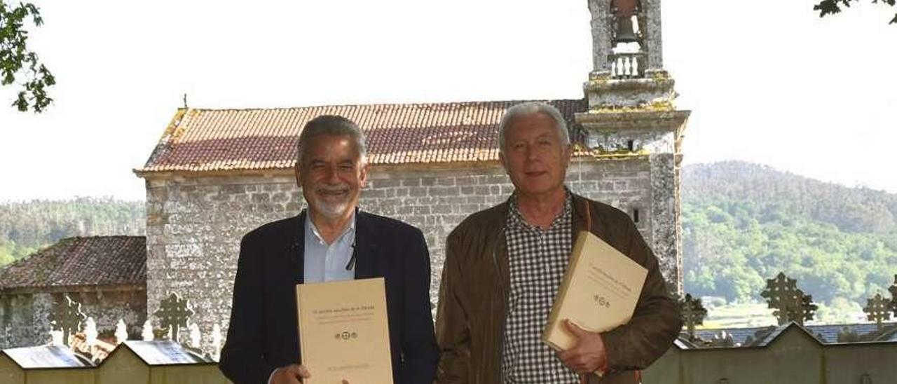 Palmou y Otero, con el dossier del Camiño luso a Santiago por Codeseda y A Estrada. // Codeseda Viva