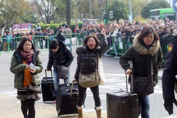 Una multitud recibe al Barça