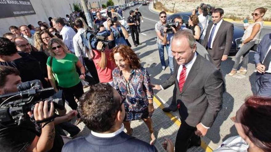 Fabra elude la protesta de los padres por el recorte de becas y las aulas en barracones