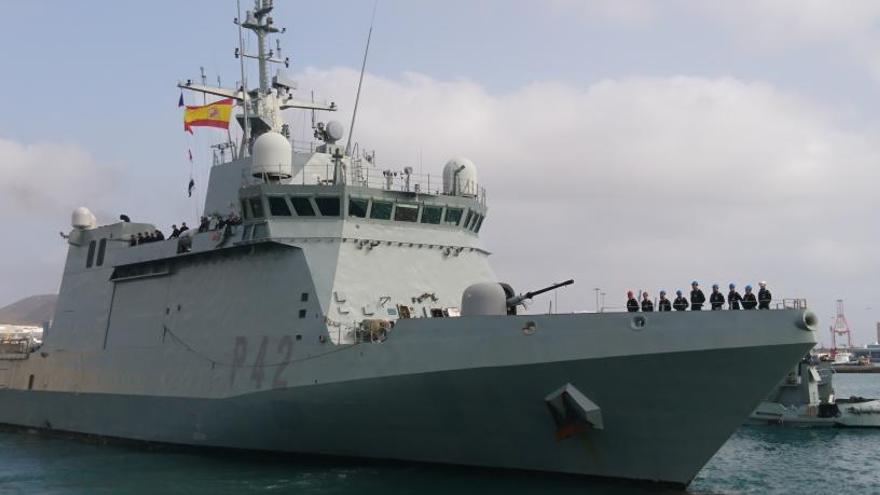 El Rayo, en su salida de la Base Naval.