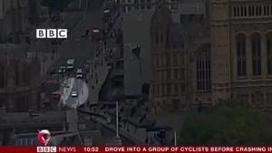 Imagen del vídeo en el que aparece el coche que ha atacado el Parlamento británico.
