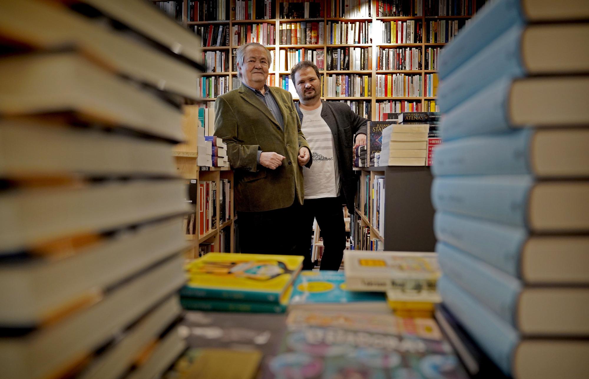 Miguel y Aldo García, dueños de la librería Antonio Machado de Madrid.