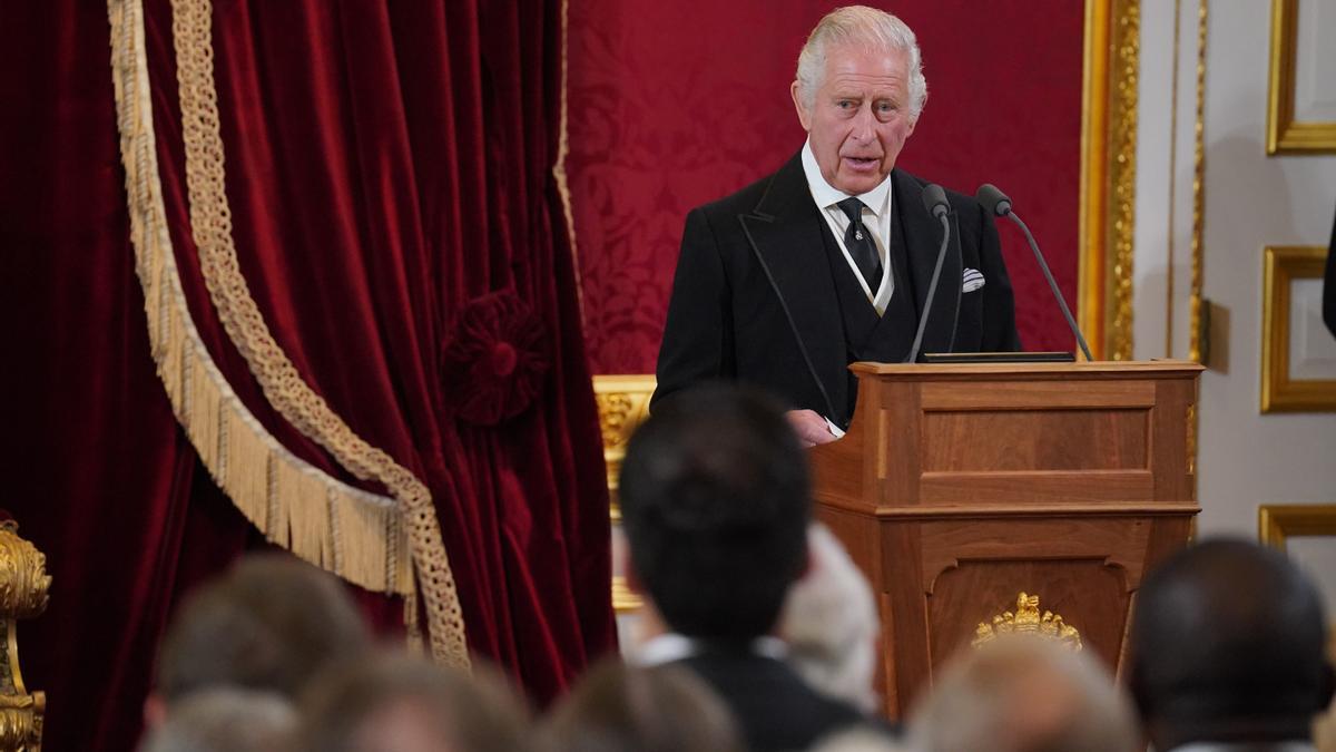 Carlos III recibe en Londres condolencias por la muerte de Isabel II.