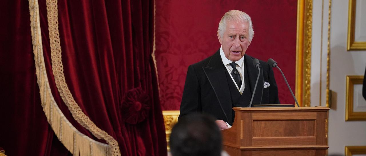 Carlos III recibe en Londres condolencias por la muerte de Isabel II.